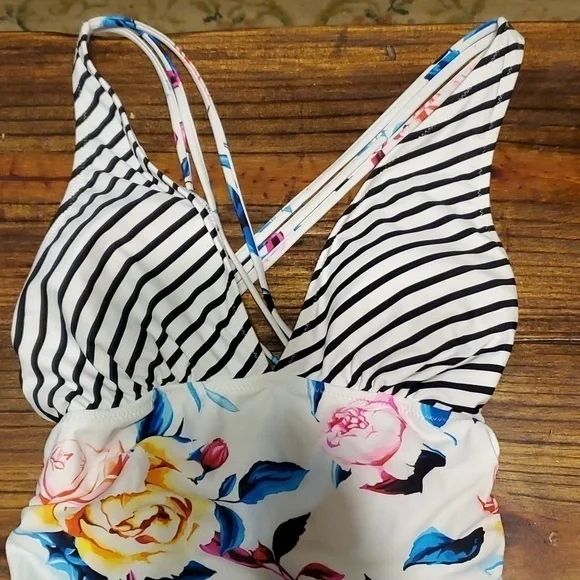 Cupshe Floral and Stripes One Piece Swimsuit Size Medium - Picture 2 of 7
